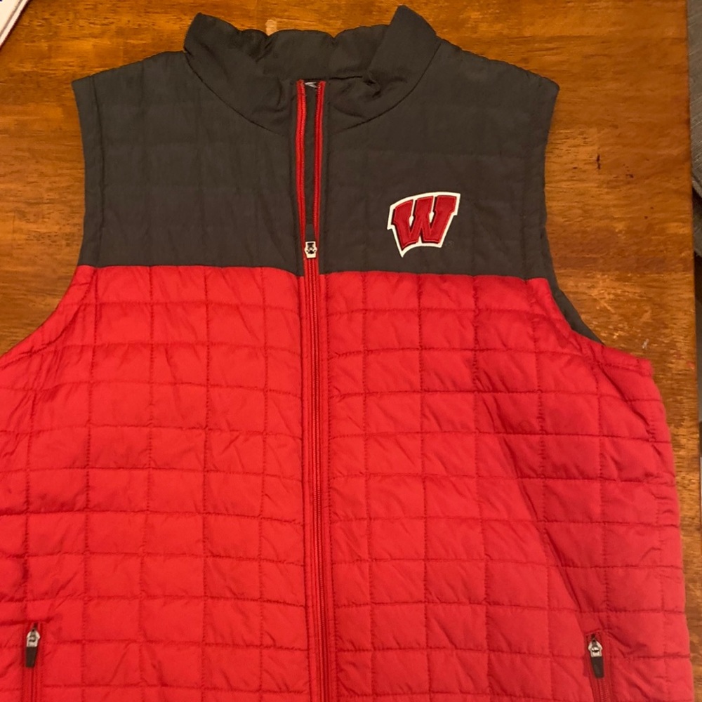 Wisconsin Badgers sleeveless jacket with a rip in the Inter lining